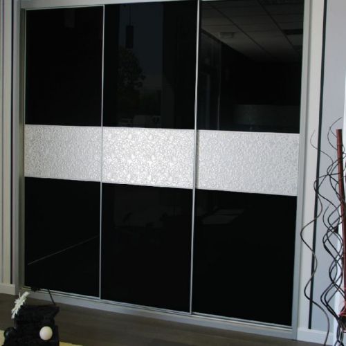 FC209 FRENTE CORREDERO ECO CRISTAL LACADO NEGRO Y DISEÑO RELIEVE. PERFILES ALUMINIO Y REMATES LACADO GRIS