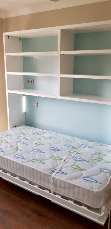 MU98 CAMA ABATIBLE HORIZONTAL ABIERTA CON BALDAS LACADO BLANCO Y AZUL