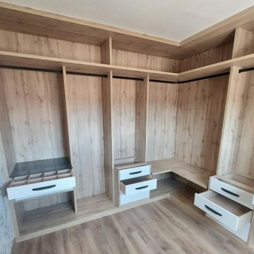 VE117 VESTIDOR EN 30MM CON DETALLES MOKA, CAJONES DIVIDIDOS CON TAPA DE CRISTAL Y CAJONERAS