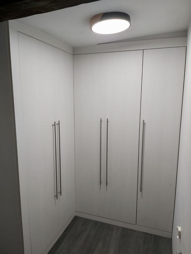 FA39 FRENTE PLEGADO 4 HOJAS Y 1 HOJA ABATIBLE LACADO LISO CON TIRADOR LARGO