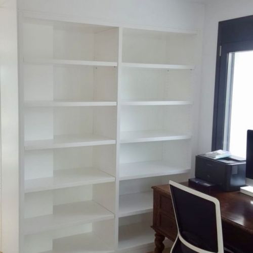 MU85 ESTANTERIAS LACADAS BLANCAS A MEDIDA CON COLUMNA CAJEADA