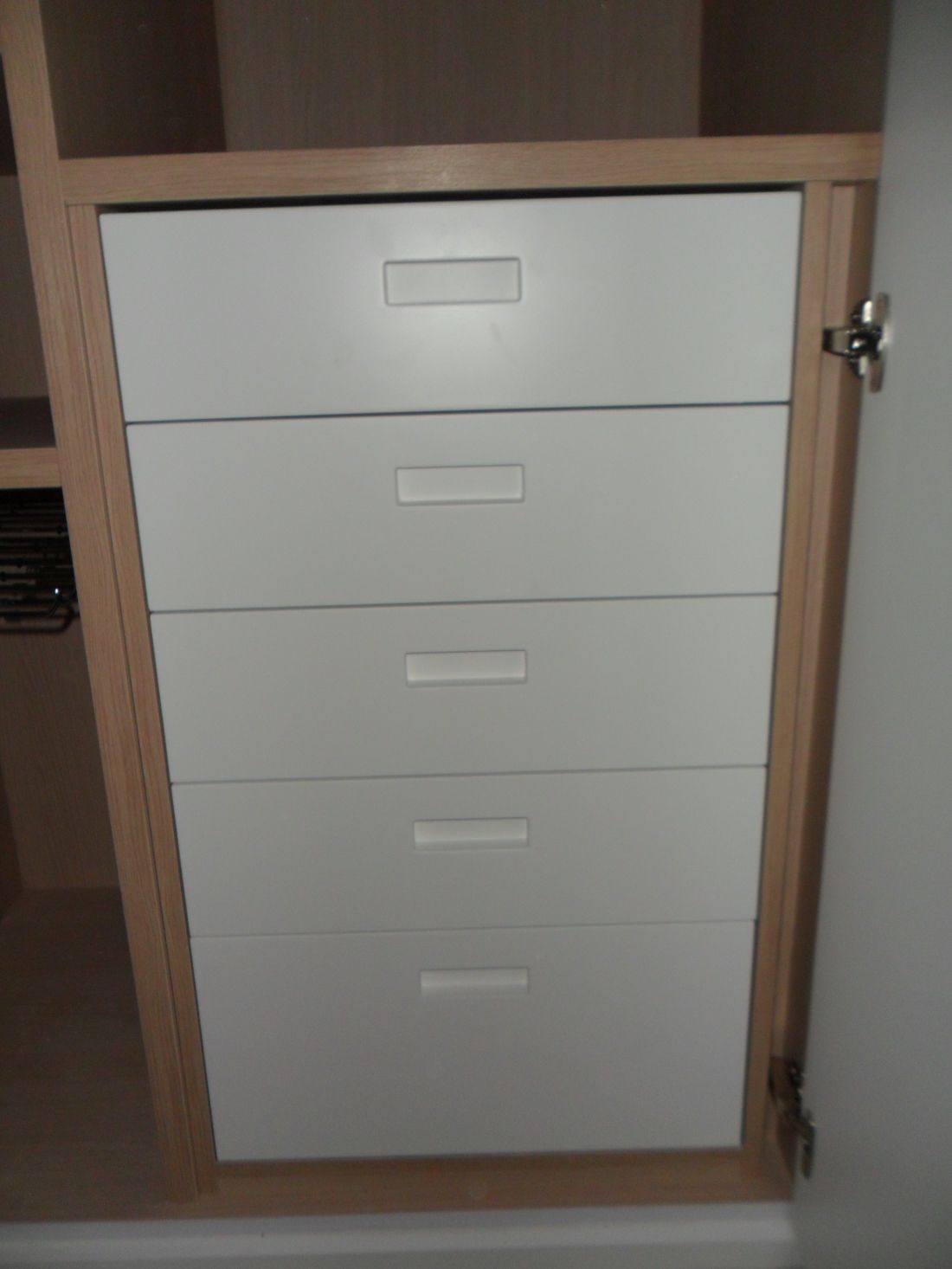 IA99 DETALLE DE CAJON ROBLE VELADO CON FRENTE LACADO CON UÑERO