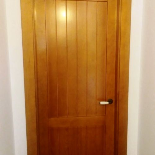 PI89 PUERTA MODELO BAEZA PINO TEÑIDO