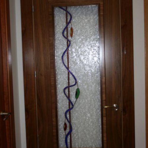 PI26 PUERTA NOGAL ESTRIAS VERTICALES VETA H 1 VIDRIO CRISTAL EMPLOMADO