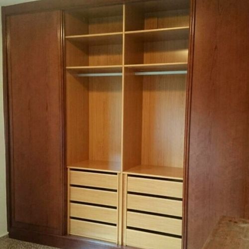 IA158 INTERIOR CAJONERAS ABIERTAS Y ROPA CORTA