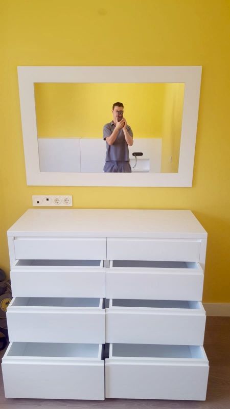 MU86 COMODA LACADA CON GAVETAS Y CAJONES A DISTINTA ALTURA, COMBINADA CON ESPEJO LACADO BLANCO