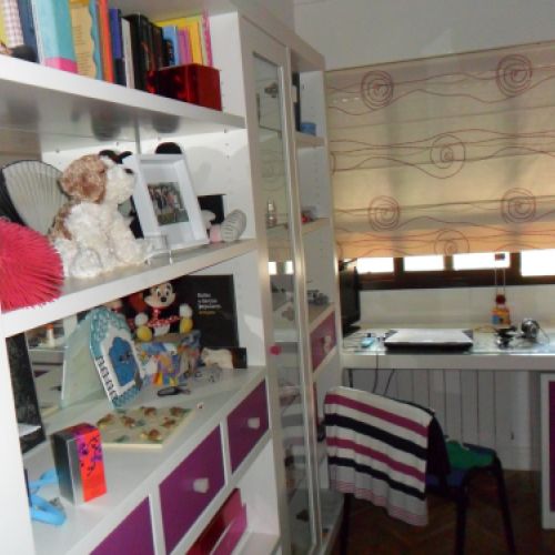 MU36 MESA DE ESTUDIO CON ESTANTERIAS Y VITRINAS LACADO BLANCO CON CAJONES EN FUCSIA