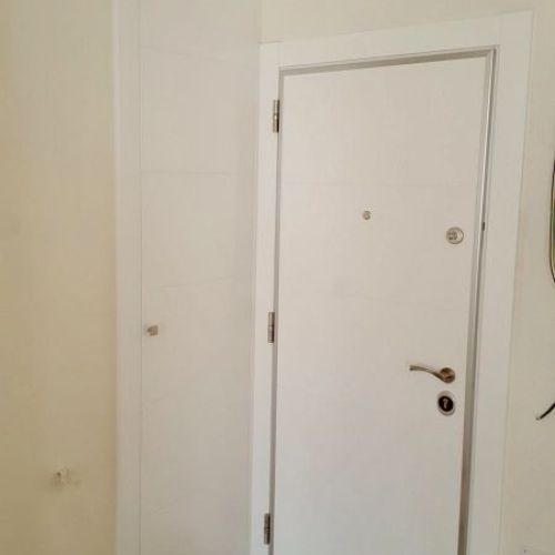 PA23 INTERIOR DE UNA PUERTA ACORAZADA CON MARCOS EN PLATA