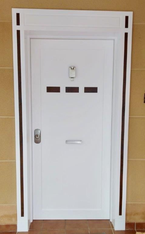 PA35 PUERTA ACORAZADA EXTERIOR BLANCO CON DETALLES EN OSCURO