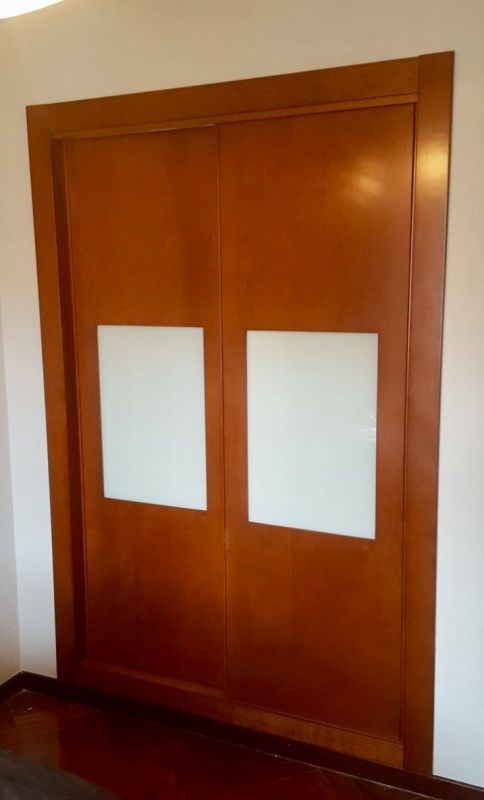 FC136 FRENTE CORREDERO CEREZO CUADRO CON CRISTAL LACADO BLANCO. REMATES Y PERFILES EN CEREZO