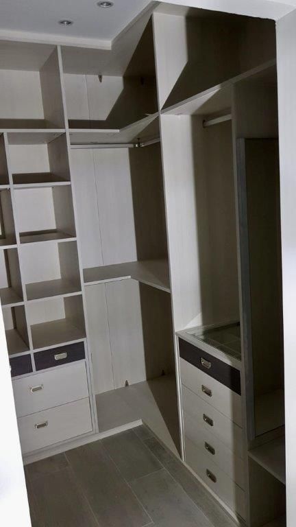VE21 VESTIDOR EN U CON CAJONERAS A DOS COLORES, BALDAS Y DOBLE BARRA EN ESQUINA