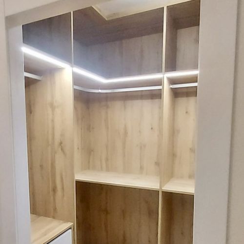 VE98 VESTIDOR EN L ROBLE HERCULES CON CAJONERA CON CAJONES COMBINADOS EN LACADO BLANCO Y LUCES LED INTEGRADAS