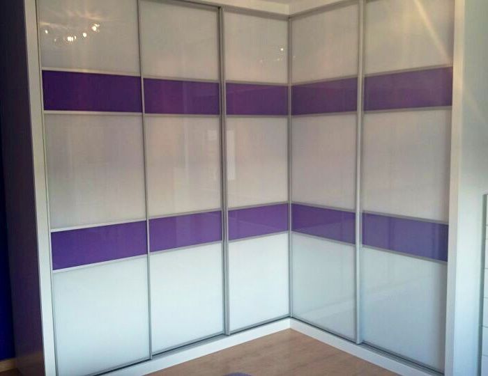 FC25 FRENTE CORREDERO CRISTAL LACADO BLANCO Y CRISTAL LACADO MORADO. PERFILES ALUMINIO Y REMATES LACADO BLANCO