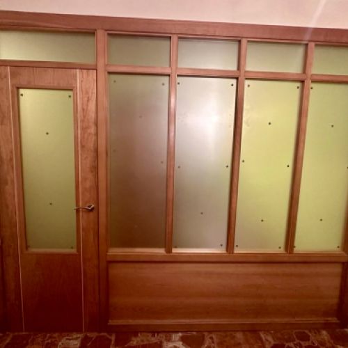 PI75 PUERTA H GRECA CLARA CON PANELES DIVISORES DE CRISTAL