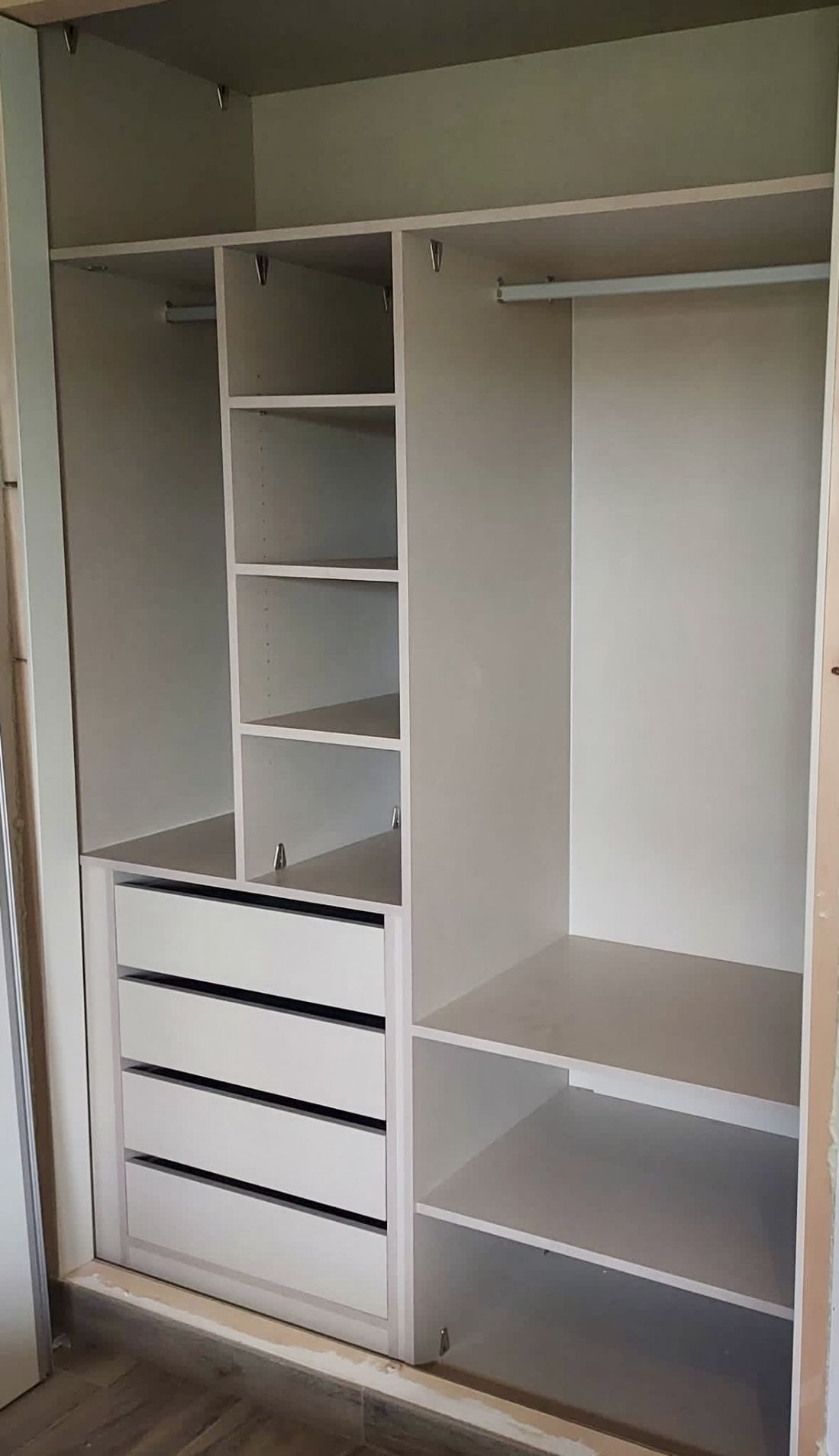 IA252 INTERIOR CON BARRAS, CAJONERA Y BALDAS