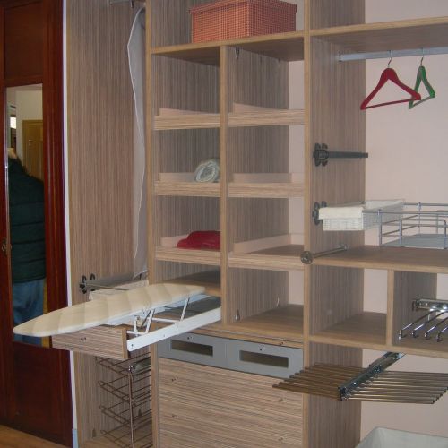 IA100 GRAN VARIEDAD DE ACCESORIOS ZAPATERO LATERAL, BALDAS EXTRAIBLES, TABLA DE PLANCHA, PANTALONEROS DOBLE Y SENCILLO, CORBATEROS Y CESTILLOS