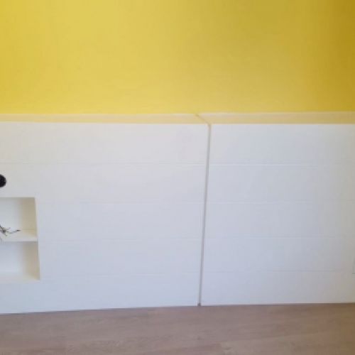 MU87 CABECERO LACADO BLANCO CON LINEAS. HUECOS PARA MESILLAS Y CAJONES INTEGRADOS