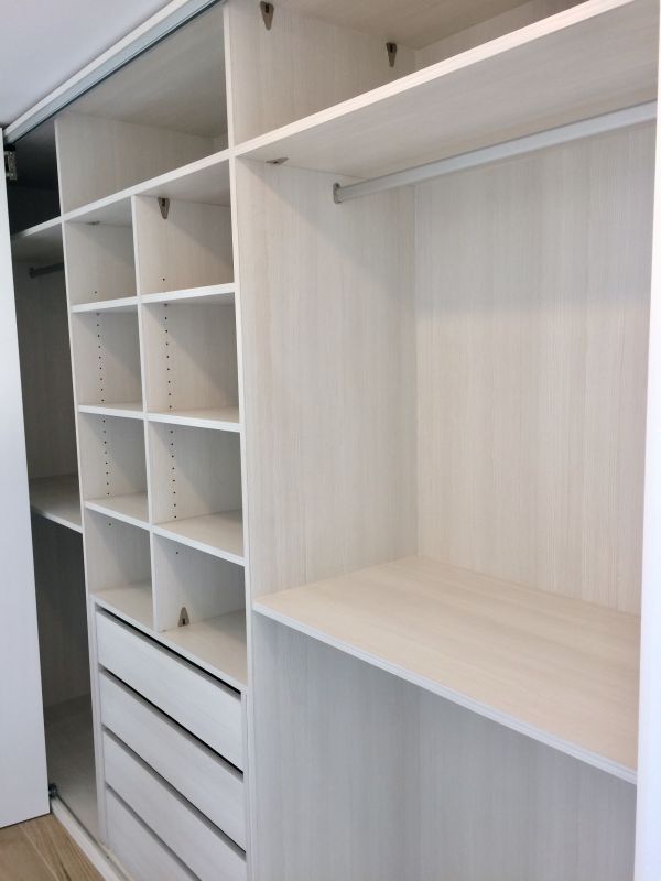 IA40 INTERIOR OREGON SIENA CON CAJONERA, BALDAS Y DOBLE BARRA DE COLGAR