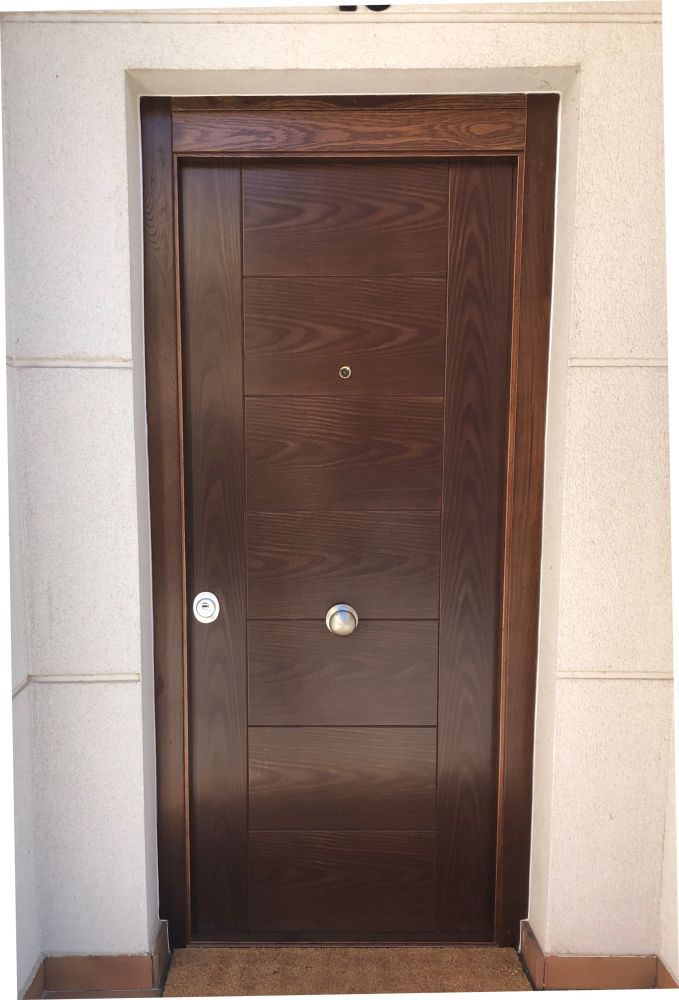 PA33 PUERTA ACORAZADA PARA EXTERIOR ALUMINIO LINEAS VERTICALES Y  HORIZONTALES NOGAL