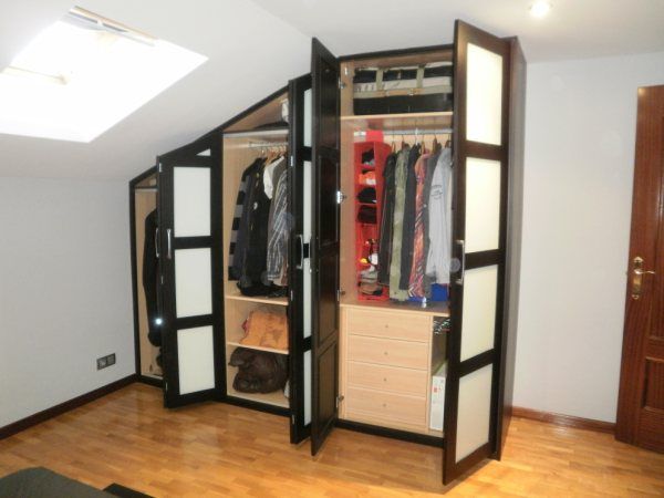 IA183 INTERIOR ABUHARDILLADO CON CAJONES CERRADOS, PANTALONERO, BALDAS Y BARRAS