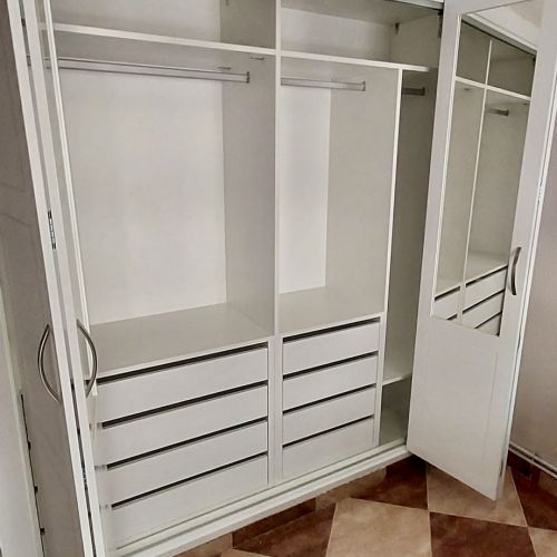 IA239 INTERIOR BLANCO CON CAJONES, ROPA CORTA Y ROPA LARGA CON BALDA