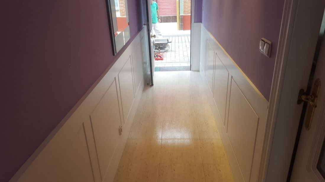 MU49 REVESTIMIENTO DE PARED LACADO BLANCO CON CUADROS MARCADOS