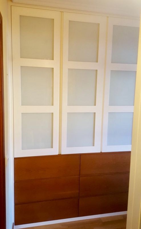 FA123 FRENTE ABATIBLE PUERTAS LACADAS BLANCAS CON UÑERO LARGO Y CUADROS CON CRISTAL. CAJONES NOGAL