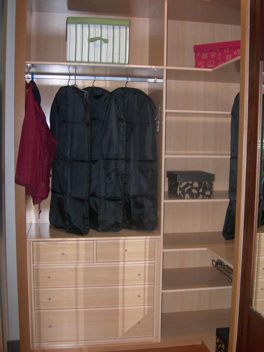 IA134 INTERIOR EN ESQUINA CON BALDAS Y CAJONES CERRADOS