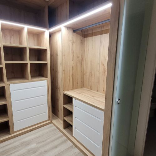 VE108 VESTIDOR EN ROBLE HERCULES DE 30MM CON FRENTE LACADOS Y LUCES LED INTEGRADAS. PUERTAS CORREDERAS DE CRISTAL