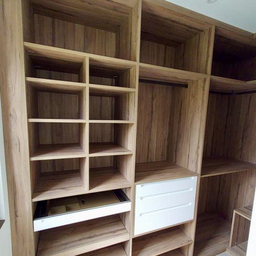 VE103 VESTIDOR ROBLE HERCULES CON BALDAS EXTRAIBLES, CAJON JOYERO, BALDAS Y CAJONERAS CON CAJON LACADO BLANCO
