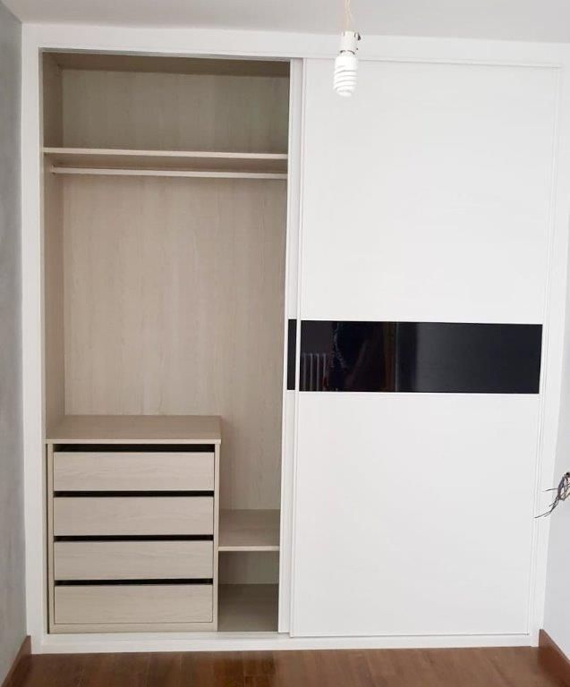 IA195 INTERIOR MELAMINADO BARRA CON CAJONERA Y HUECO PARA ROPA LARGA