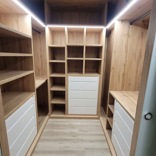 VE107 VESTIDOR EN U ROBLE HERCULES DE 30MM CON FRENTE LACADOS Y LUCES LED INTEGRADAS. PUERTAS CORREDERAS DE CRISTAL