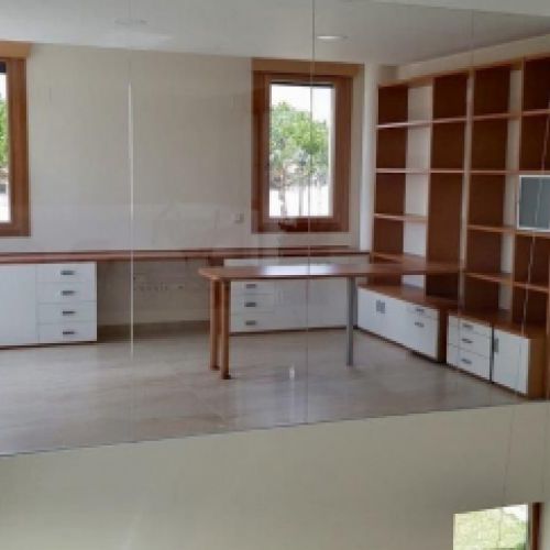 MU106 DESPACHO CON MUEBLES Y MESA CENTRAL EN CEREZO Y LACADO BLANCO