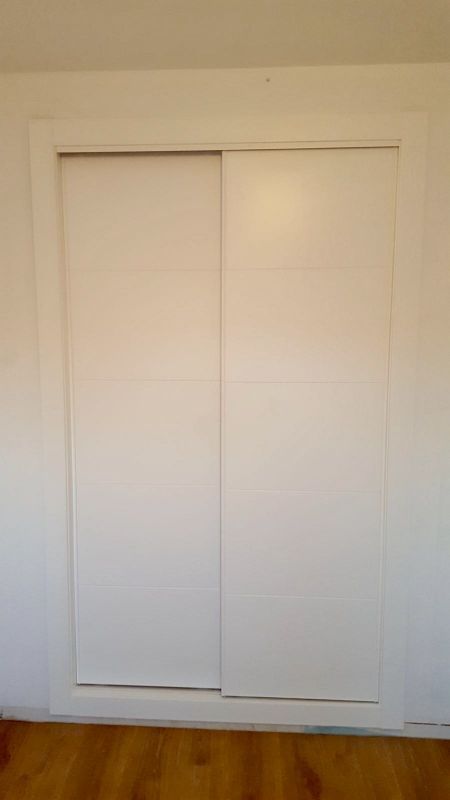 FC36 FRENTE CORREDERO LACADO BLANCO LINEAS. TIRADORES LACADO BLANCO