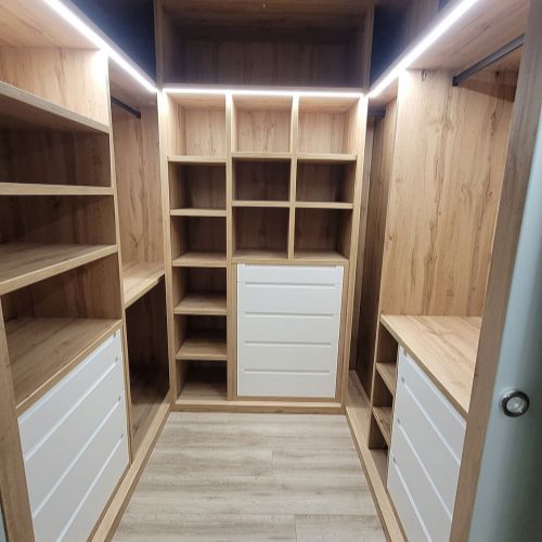 VE107 VESTIDOR EN U ROBLE HERCULES DE 30MM CON FRENTE LACADOS Y LUCES LED INTEGRADAS. PUERTAS CORREDERAS DE CRISTAL
