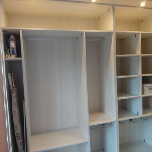 VE4 VESTIDOR EN OREGON SIENA, HUECO PARA TABLA DE PLANCHA