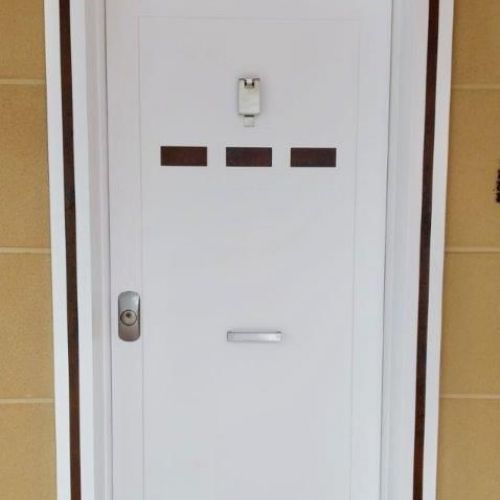 PA35 PUERTA ACORAZADA EXTERIOR BLANCO CON DETALLES EN OSCURO