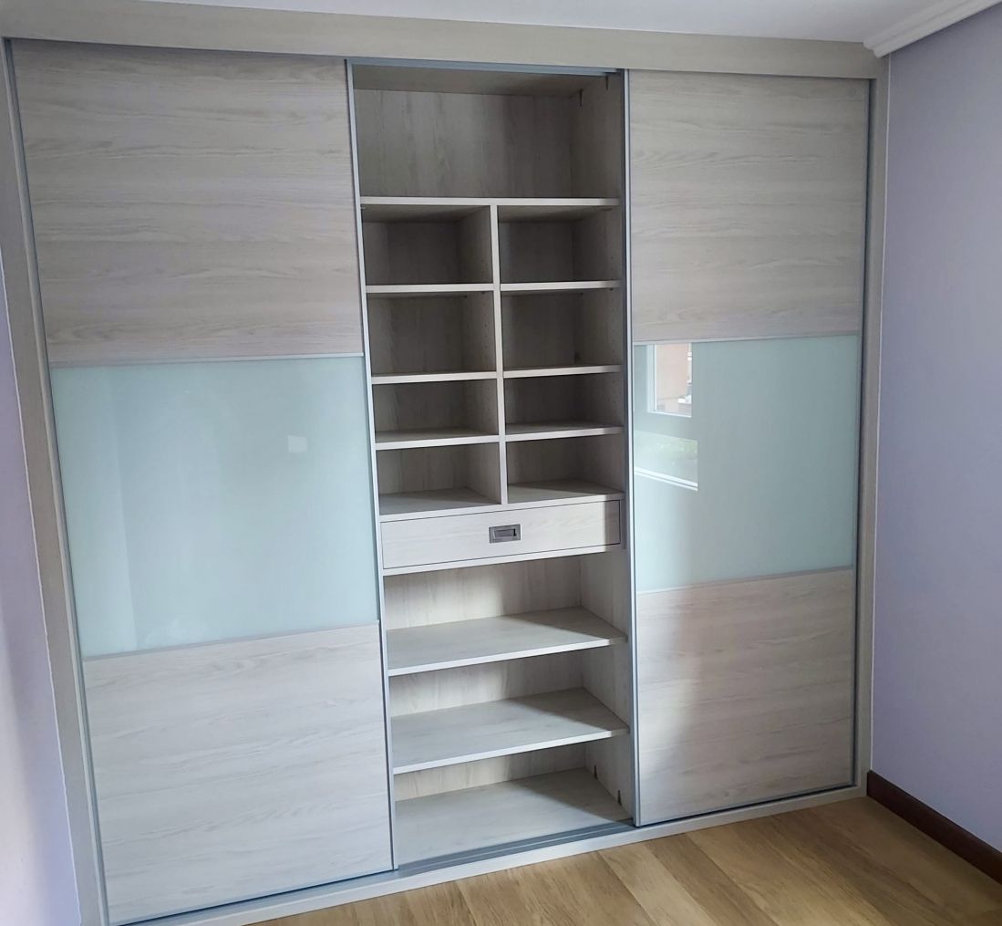 IA236 INTERIOR ARMARIO BALDAS DIVIDIDAS, CAJON VOLADO Y BALDAS