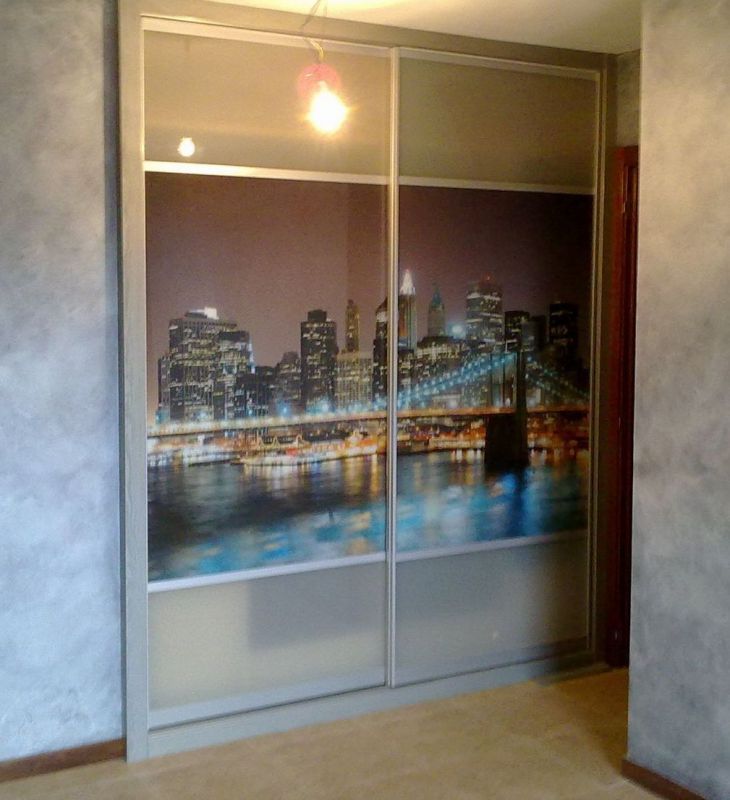 FC217 FRENTE CORREDERO ECO LACADO GRIS Y CRISTAL CON FOTO NOCTURNA. PERFILES ALUMINIO Y REMATES EN LACADO GRIS