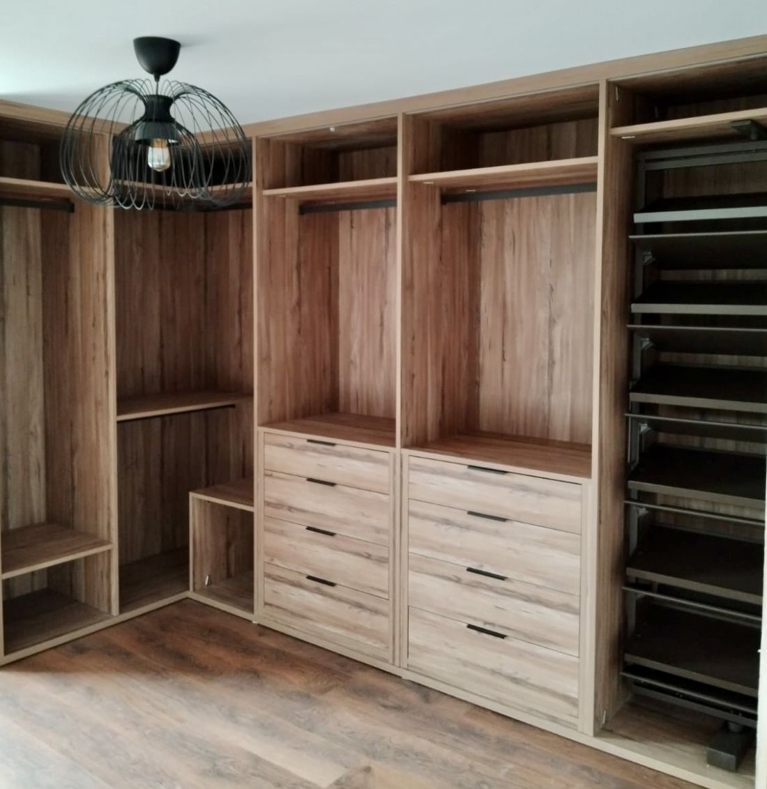 VE115 VESTIDOR EN L CON LUZ LED INTEGRADA, CAJONES DE DISTINTAS ALTURAS Y ZAPATERO MOKA EXTRAIBLE