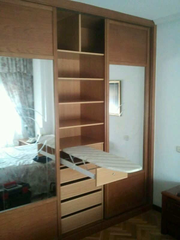 IA104 INTERIOR CEREZO CON BALDAS Y CAJONERA CON TABLA DE PLANCHA