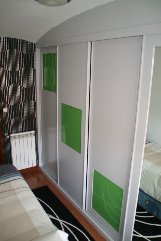 FC42 FRENTE CORREDERO CUADROS LACADO GRIS, CRISTAL LACADO VERDE Y ESPEJO. PERFILES LACADO GRIS