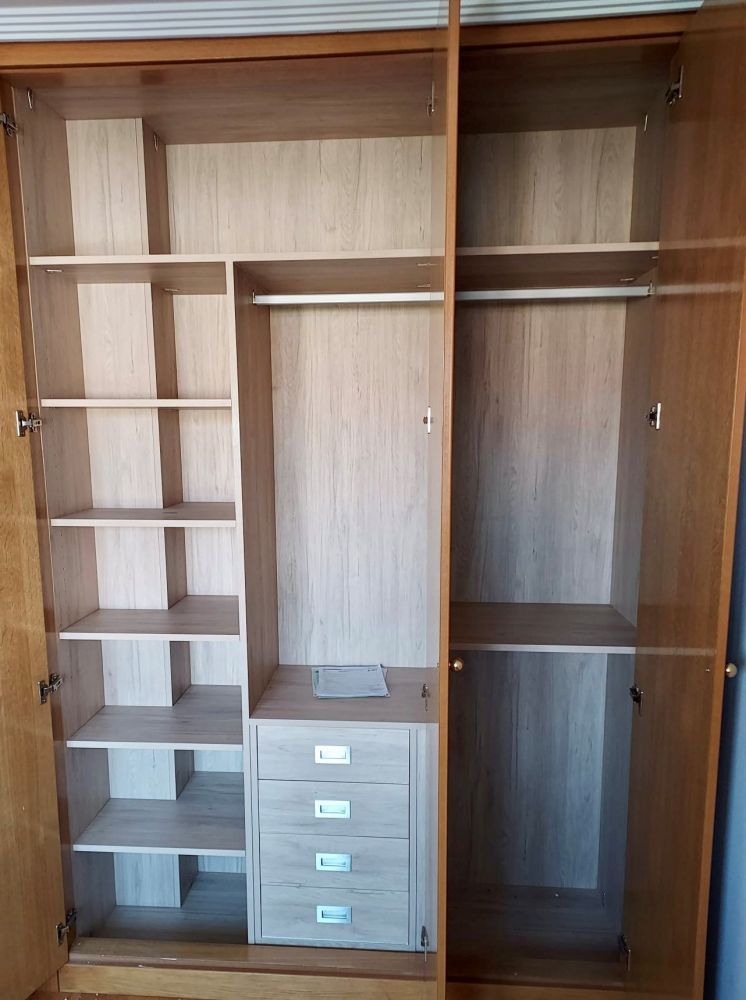 IA8 INTERIOR MELAMINADO ROBLE AURORA CON CAJONERA CERRADA Y COLUMNA CAJEADA CON BALDAS