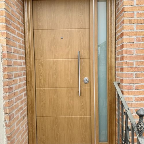 PA62 PUERTA ACORAZADA ESTRIAS PVC CON FIJO LATERAL CON CRISTAL DE SEGURIDAD