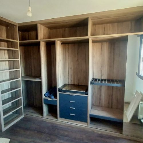 VE95 VESTIDOR EN L EN ROBLE HERCULES DE 30MM CON CAJONES LACADOS EN GRAFITO, PANTALONERO Y BARRAS MOKA, JOYERO Y ESPEJO CORREDERO