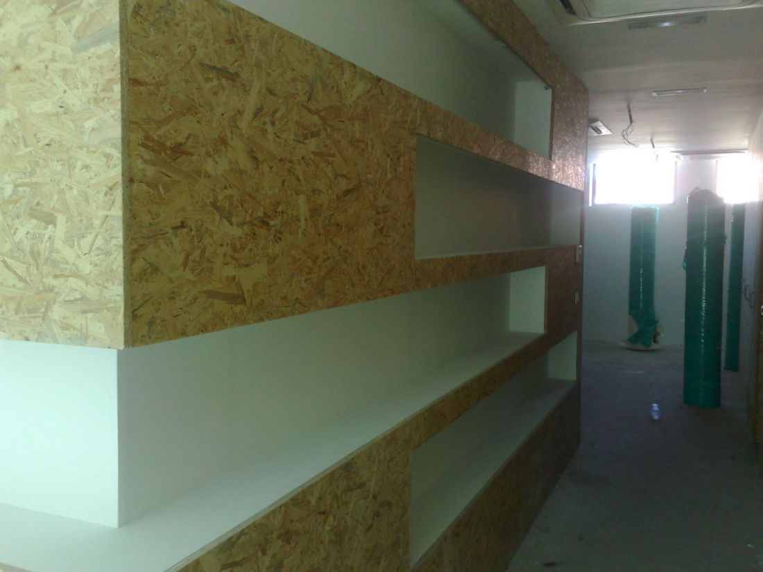 MU135 DECORACION DE ESTANCIA CON TABLERO OSB Y LACADO BLANCO