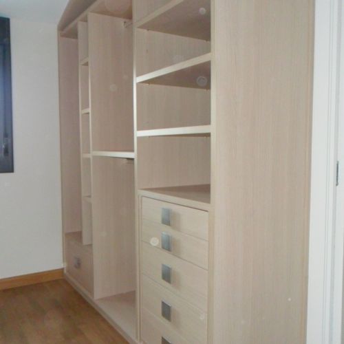 IA70 INTERIOR ROBLE VELADO 30MM CON CAJONERA CERRADA, BALDAS Y BARRAS