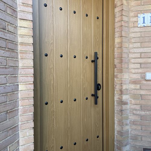 PA THOR 20 CON HERRAJES NEGROS Y PANEL ROBLE CON TACHUELAS