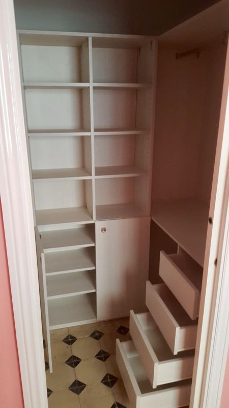 VE30 VESTIDOR CON BALDAS TAPADAS EN PUERTAS, CAJONES Y BALDAS