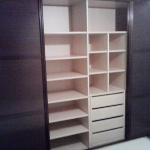 IA140 INTERIOR CON BALDAS REGULABLES, CAJONERA ABIERTA Y BALDAS INDIVIDUALES